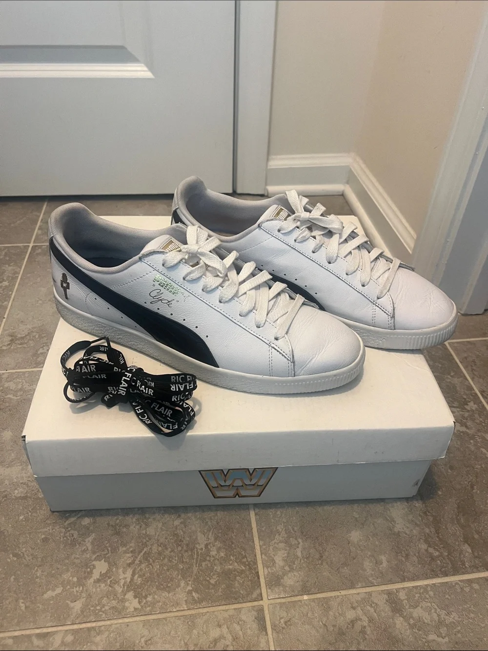 Puma White Shoes with Black Formstripe Low-Top Sneakers